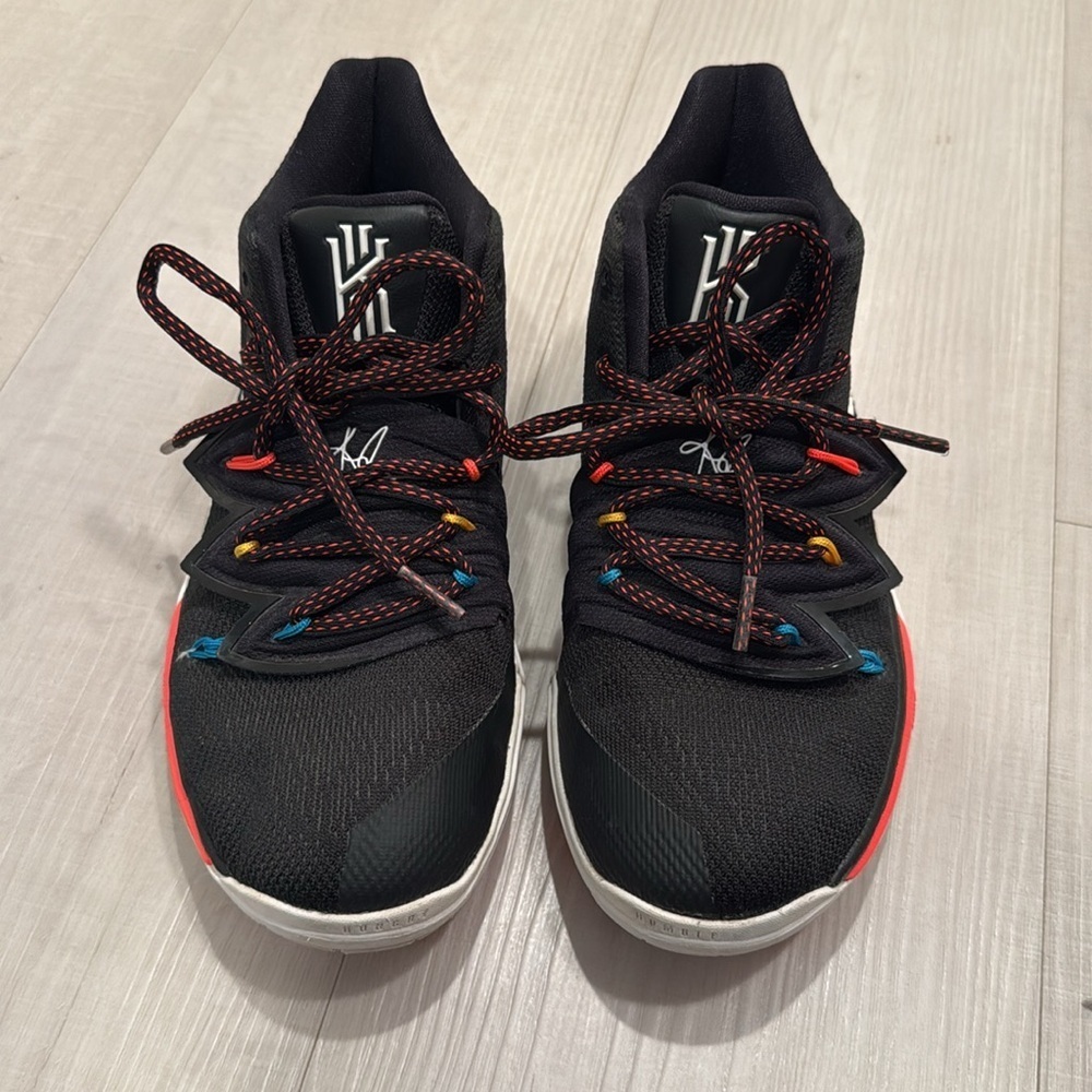 Friends Kyrie 5 - Picture 6 of 7